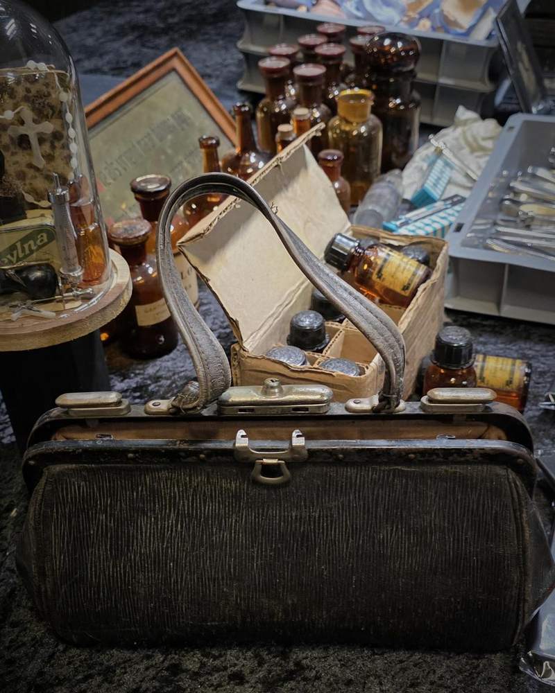 Antique leather doctor&rsquo;s bag with bottles