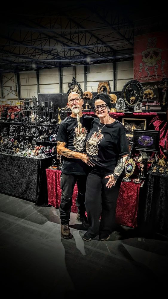 Elly and Flipke arm in arm at their market stall