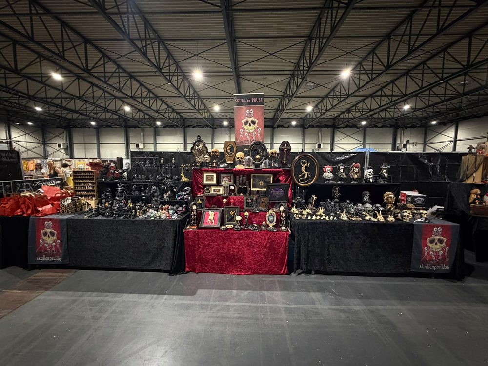 The full Skull en Prull stand in a market hall, red velvet between two black tables